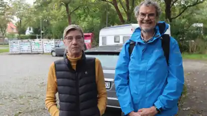 Die Anwohner Petra Muth und Wolfgang Prevot am Wendeplatz an der Stellichter Straße.