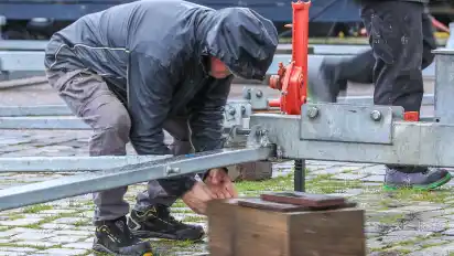 Holzklötze und Bretter gleichen die Unebenheiten der Bürgerweide aus. Am Ende ruht die gesamte Achterbahn auf solchen Klötzen.