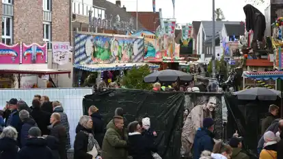 Auf dem Gallimarkt, Ostfrieslands größtem Volksfest, geriet eine Geisterbahn in Brand. Fünf Menschen wurden verletzt.