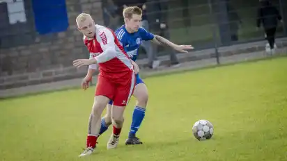 Der TSV Melchiorshausen um Thorben Kaiser (rechts) sicherte sich gegen Hasenbüren spät noch einen Punktgewinn.