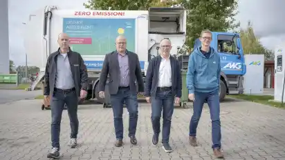 Stefan von der Rente (von links), Hans-Jürgen Stöver, Reinhold Müller und Carsten Pehl zeigen sich mit dem neuen E-Fahrzeug zufrieden.