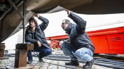 Die Bauingenieure Mario Lymann (links) und Lars Lehmann prüfen die Unterkonstruktion. Stimmt die Statik?