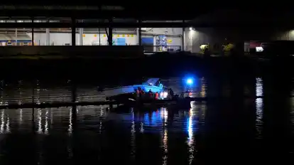 Eine Yacht ist am Abend auf der Weser gekentert.