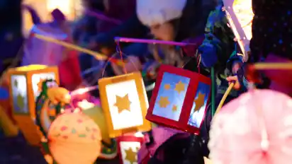 Der Herbstmarkt bietet Unterhaltung für die ganze Familie. Kinder können etwa Karussell fahren oder beim Laternenumzug mitlaufen.