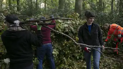 Manfred Barnickel, Said-Selim Selim Ibragimov, Eva Kirschenmann (Agentur Ecolo) und Matthias Semela (UBB Bezirksmeister, v.ln.r.) bauen im Rahmen des Projektes Werkstatt Grünes Bremen eine Benjeshecke in Wätjens Park.