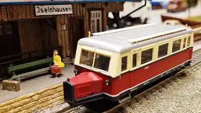 Auch die Miniaturfiguren warten am Bahnhof auf den Zug.