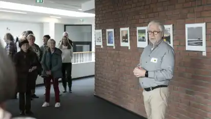 Der Vorsitzende Ulrich Reiß spricht zur Eröffnung der Ausstellung.