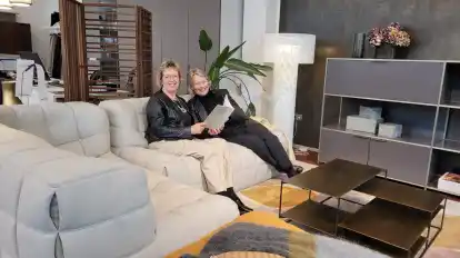 Susanne Wätjen und Ulrike Ranke haben das Studio am Wall mit Möbelstücken der aktuellen Kollektion gestaltet.