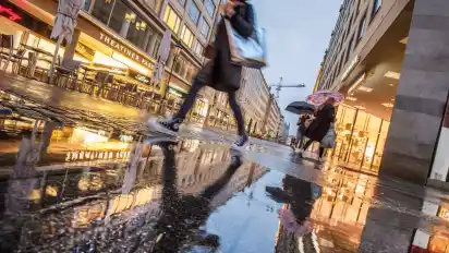 Die Theatinerstrasse in München im Dauerregen.