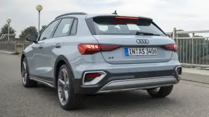 Wozu die ganzen Offroad-Beigaben am Audi A3 allstreet gut sind? Am Ende vor allem für das Gefühl, ziemlich trendy und mit ein wenig mehr Bodenfreiheit unterwegs zu sein. Letztere erleichtert aber tatsächlich ein wenig den Ein- und Ausstieg in den Kompakten.