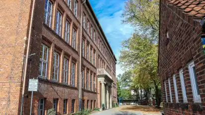 Die Grundschule an der Stader Straße. Mutmaßliche Verfehlungen der Schulleiterin sind aktenkundig, doch der Umgang der Behörde mit dem Fall offenbart handwerkliche Defizite.