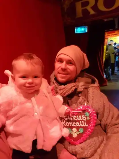 Die Familie unterwegs: Tobias Laatz mit Töchterchen im Circus Roncalli