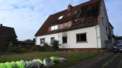 In der Nacht hatte die Feuerwehr an dieser Doppelhaushälfte einen Brand bekämpft.