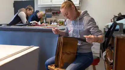 Bei der Arbeit: Paula Grohe (vorne) sowie Marie Mehrle (hinten links) und Nora Vier von der Sattlerei Schwantz.