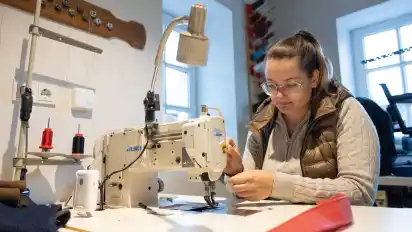 Alles noch Handwerk: Marie Mehrle ist an der Mähmaschine tätig.