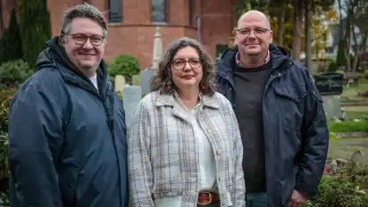 Pastor Michael Weiland (links), Pastorin Silke Oestermann und Kirchenvorstand Jens Blohme sehen sich aufgrund der finanziellen Entwicklungen gezwungen, die neue Gebührensatzung ab Januar 2025 in Kraft treten zu lassen.