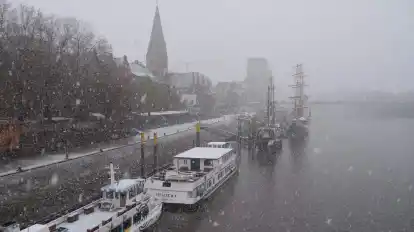 An der Schlachte herrschte am Vormittag dichtes Schneetreiben.