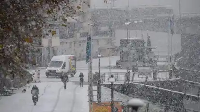 Schneefall Mitte November an der Weser: Der Wintereinbruch überraschte viele Menschen am Dienstag.