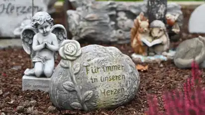 Grabschmuck auf einem Friedhof.