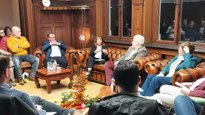 Podiumsgespräch ”Arbeit heute” der AfA in Blumenthal (von links): der Bundestagsabgeordnete Uwe Schmidt (im Sessel links), Staatsrätin Karin Treu, Manfred Meyer (Vorsteher Stiftung Friedehorst), Anne Stradtmann (Pflegedirektorin Klinikum Bremen-Nord) und Moderator Hans-Joachim Natterer.