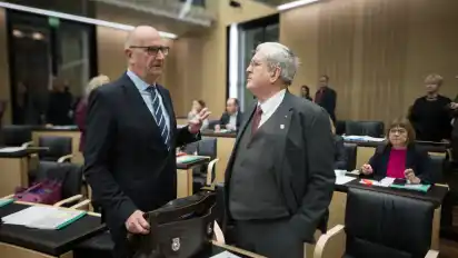 Dietmar Woidke (links) entlässt die Gesundheitsministerin (rechts) während der Bundesratssitzung. Ursula Nonnemacher: ”Ich bedauere diesen Tiefpunkt der politischen Kultur.”