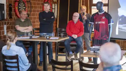 Beim zweiten Fusionsfrühstück stellten die Vereinsverantwortlichen unter anderem ein mögliches Trikot für den neuen SV Weyhe in den Farben Schwarz und Rot vor.