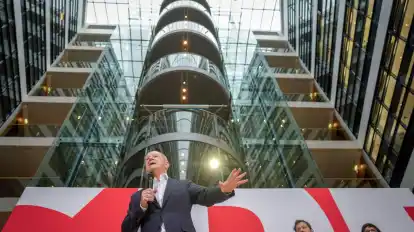 Für Bundeskanzler Olaf Scholz soll es auch in den Umfragen in die Höhe gehen.
