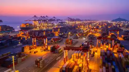 Containerhafen in Shanghai: Deutschland und die EU sind über Trumps Ankündigung besorgt, China warnt vor einem Handelskrieg.