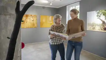Karin Bliefernich (links) und ihre Tochter Simone stellen erstmals gemeinsam in der Galerie N1 aus.