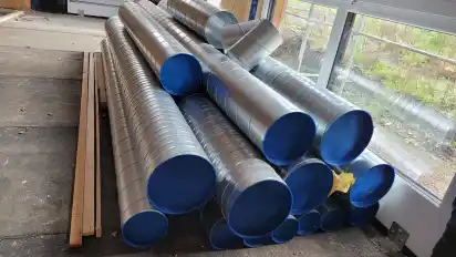 Viel Material wie diese Rohre liegt zur Installation bereit.