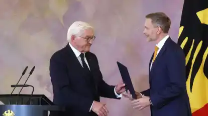 Es kam anders als geplant: Bundespräsident Steinmeier überreicht FDP Chef Christian Lindner die Entlassungsurkunde.