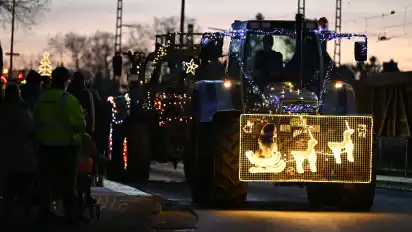 Bereits zum vierten Mal an einem Adventssonntag sind die Landwirte der Region zu einer Lichterfahrt durch Osterholz-Scharmbeck gestartet.