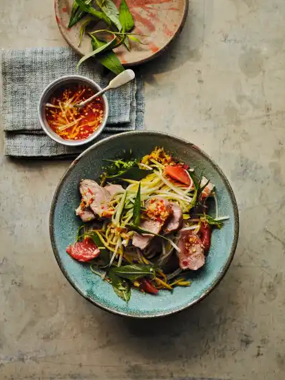 Vietnamesische Küche: Entenbrust mit Kohlrabi und Grapefruit Vietnamesische Küche: Entenbrust mit Kohlrabi und Grapefruit