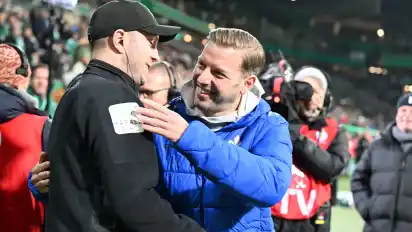 Darmstadts Trainer Florian Kohfeldt begrüßt Werder Trainer Ole Werner (l).