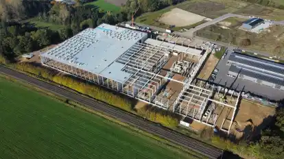 Da fehlt noch was: Die L.I.T.-Gruppe hat sich im neuen Gewerbegebiet „Vor dem Karrenbruch“ niedergelassen. Jetzt war Richtfest für das neue Logistikzentrum.
