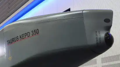 Ein Taurus KEPD 350 Marschflugkörper im Rüstungsunternehmen MBDA.