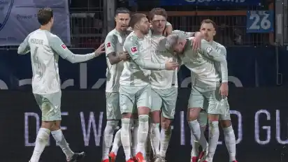 Bremens Spieler jubeln nach dem Treffer zum 1:0 im Bochum.