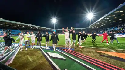 Jubel bei den Gästen aus Bremen nach dem Abpfiff bei den Fans vor dem Gästeblock.