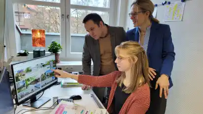 Neues Kita-Anmeldeportal in Stuhr: Maike Schumacher (vorne) zeigt Lars Weingartz und Ann-Kathrin Dannemann das neue Portal.