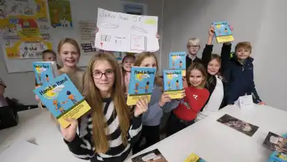 Stolz haben die Schülerinnen und Schüler der Grundschule Lange Straße am Dienstagabend ihr neues Buch ”Hand in Hand. Vielfalt leben, Freundschaft pflegen und sich selbst vertrauen” präsentiert.