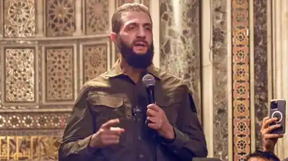 Ahmed al-Scharaa, bekannt auch unter seinem Kampfnamen Abu Mohammed al-Dschulani, in der Umayyaden-Moschee in Damaskus. Er ist Anführer der islamistischen Rebellenmiliz Haiat Tahrir al-Scham (HTS).