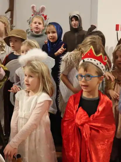 Die Kinder der Evangelischen Gemeinde Arsten-Habenhausen spielen die Weihnachtsgeschichte wie sie seit mehr als 2000 Jahren überliefert wird - aber in der Sprache von heute.