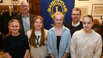 Lions-Präsident Björn Pfrommer (links) und Ritterhudes Bürgermeister Jürgen Kuck mit den Schülerinnen der IGS Osterholz-Scharmbeck Laura-Sophie Monsees, Lena-Sophie Janßen, Jule Titjen und Lina Kock (von links).
