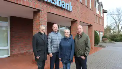 Freuen sich über die Einigung: Matthias Dittrich (links) und Ingo Rippe von der Volksbank, Kerstin Wendt von der Samtgemeinde sowie Bürgermeister Holger Bahrenburg.