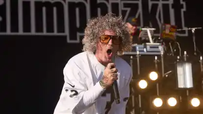 Frontmann Fred Durst, hier 2024 bei ”Rock am Ring”, erfüllte mit ”Limp Bizkit” in Hamburg die Wünsche der Fans.