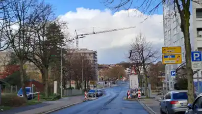 Die Grohner Düne (rechts) dominiert das Straßenbild, im Hintergrund entsteht das neue Speicherquartier.