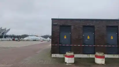 Derzeit kann kein Strom aus dem Trafohaus geliefert werden. Deshalb hat der Zirkus Roncalli weiter hinten auf der Bürgerweide für seine eigenen Stromgeneratoren gesorgt.