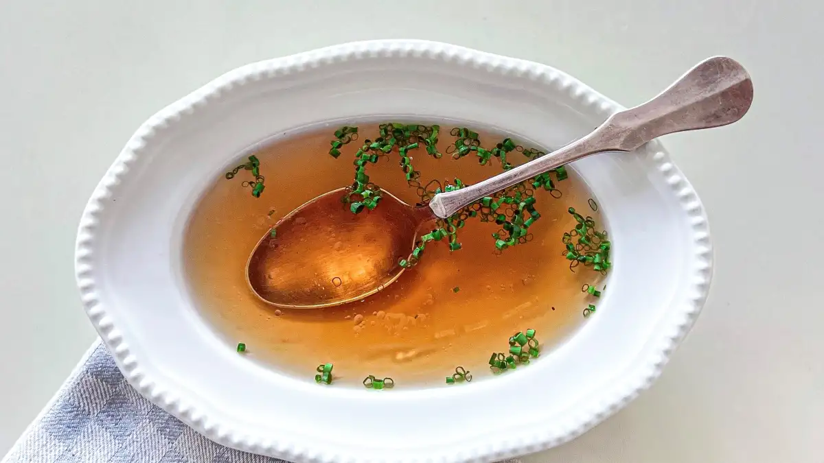 Gut gegen Falten: Gesunde Kraftbrühe mit Gemüse, Rind und Schwein