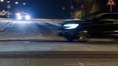 Der Deutsche Wetterdienst warnt in Niedersachsen und Bremen vor einer brisanten Wetterlage mit Glatteis. (Symbolbild)