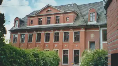 Das alte Sparkassengebäude, wie es zu Zeiten der Jahrtausendwende noch in der Rohrstraße zu sehen war.